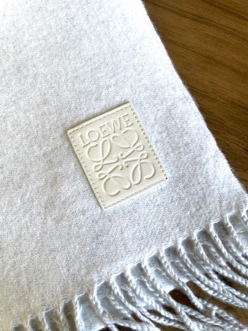 LOEWE ホワイト フリンジマフラーショッパー付き プレゼントに