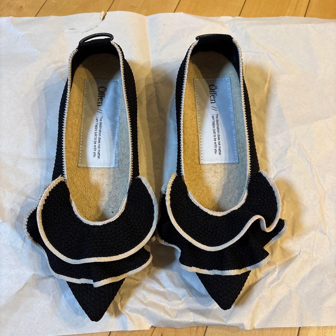 フリル付き黒ポインテッドトゥフラットシューズ　オッフェンの靴
