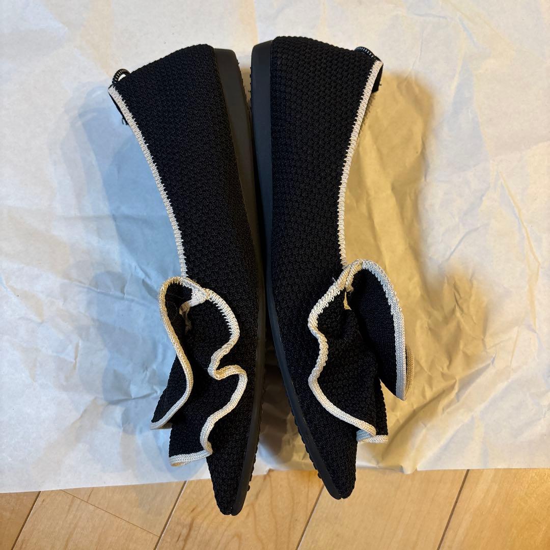 フリル付き黒ポインテッドトゥフラットシューズ　オッフェンの靴