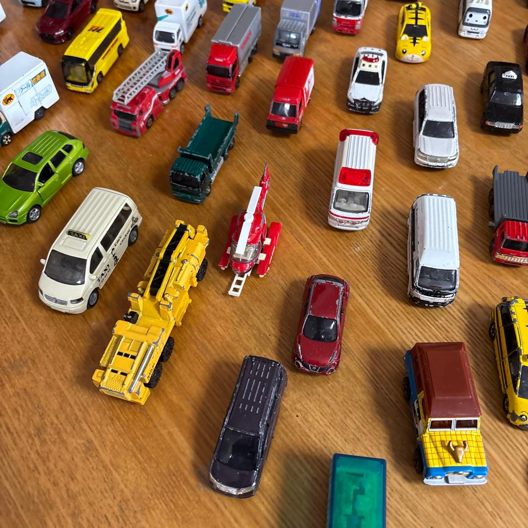 トミカ とミニカー多数と収納ケース70台