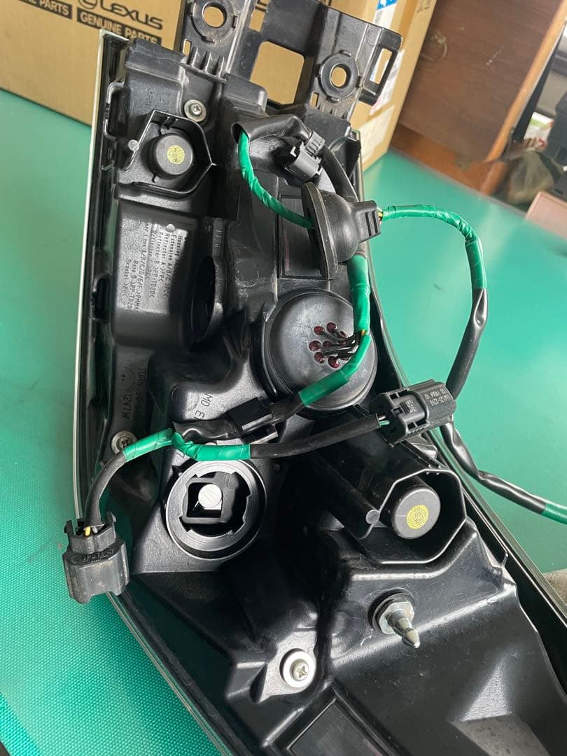 トヨタ クラウンAZSH20 左テールランプ