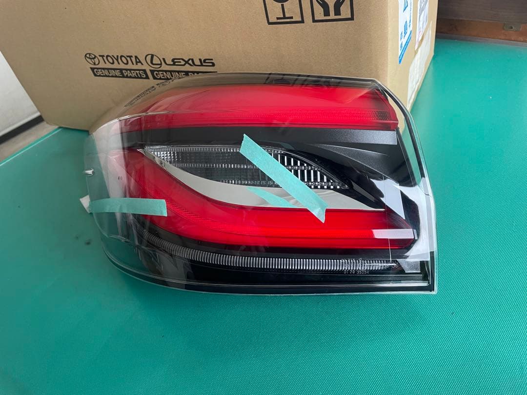 トヨタ クラウンAZSH20 左テールランプ