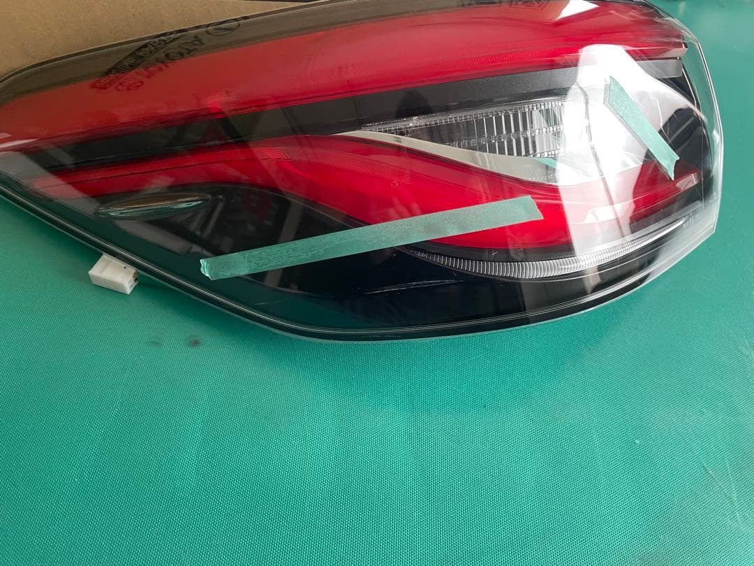 トヨタ クラウンAZSH20 左テールランプ