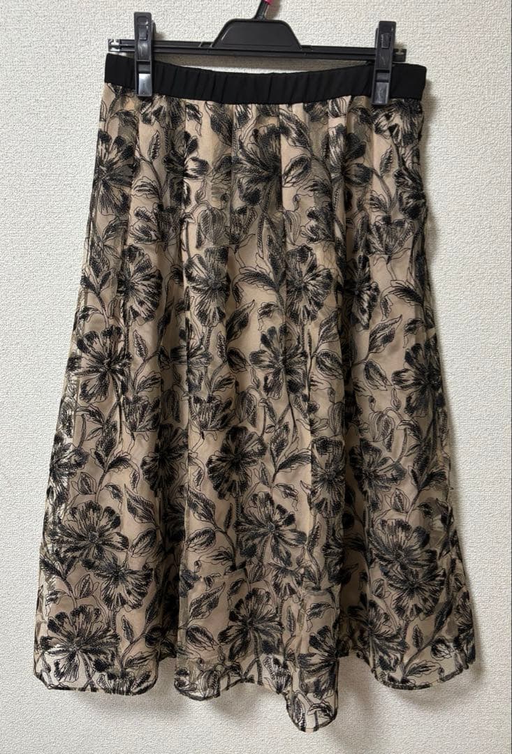 美品 レリアン ブールジュ ボタニカル柄シアースカート