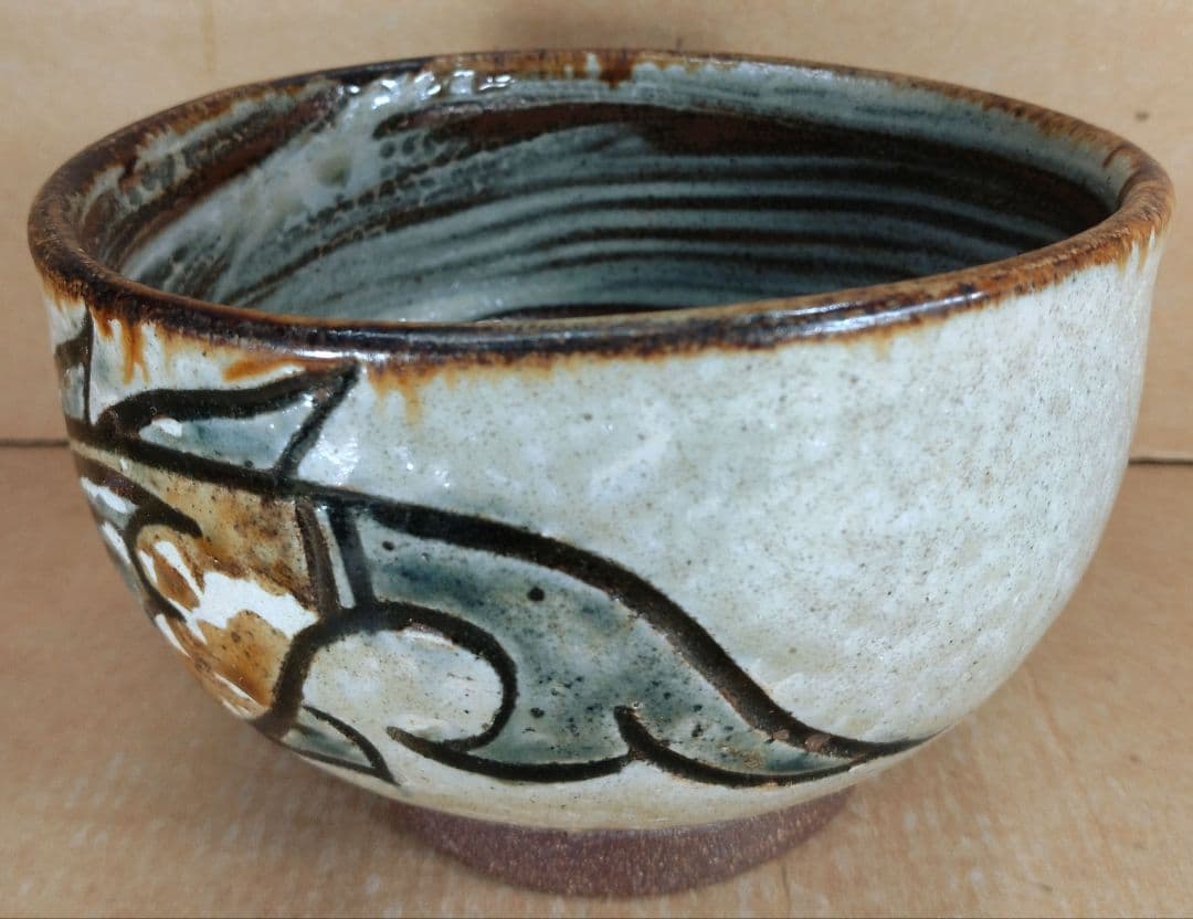 りー【本物保証】金城次郎 魚紋内ハケ目茶碗 共箱 栞 美品最上位秀作壷屋焼