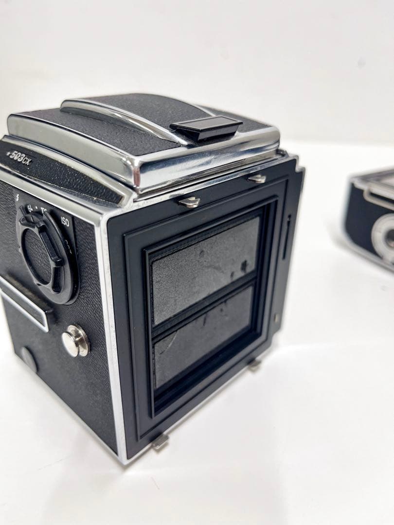 Hasselblad 503CX カメラボディとフィルムマガジンとストラップ