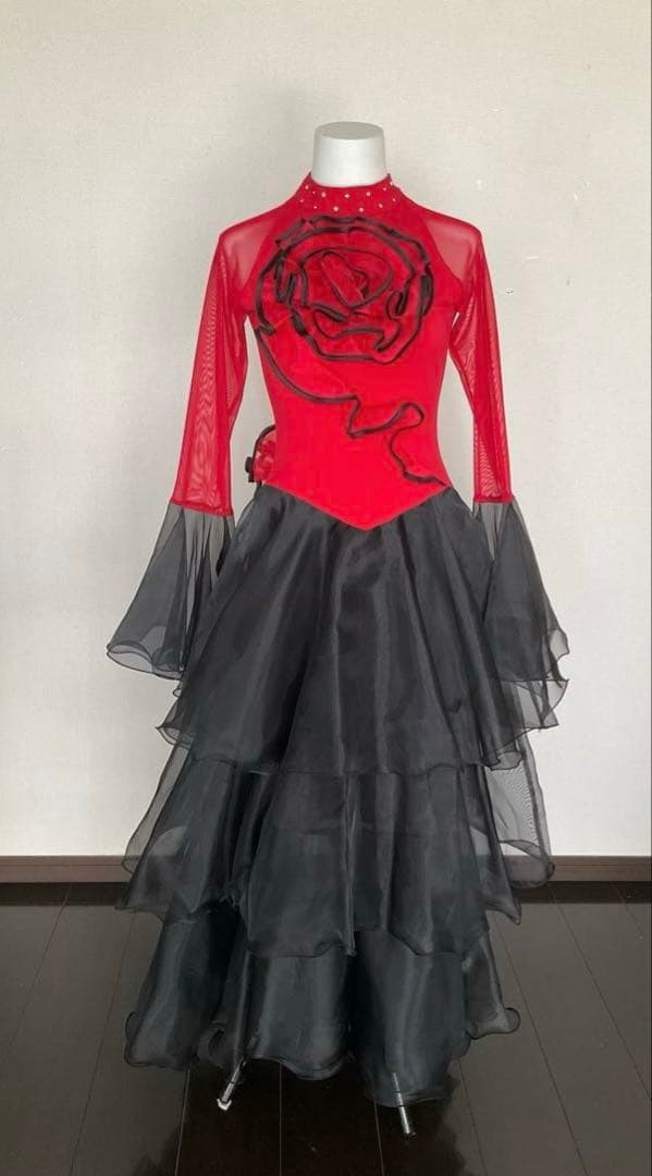 再値下げ‼️社交ダンス　カラオケ　赤黒　Mサイズ〜Ｌサイズ