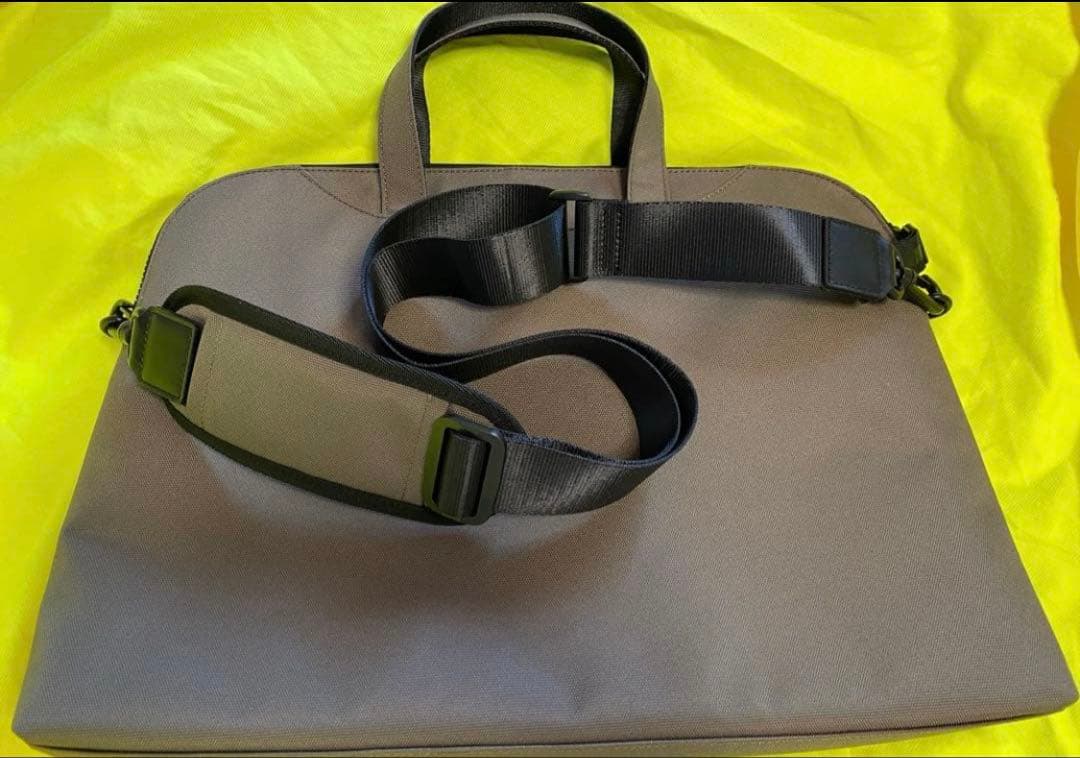 マリークワント　カーキ　2wayノートPC入れ