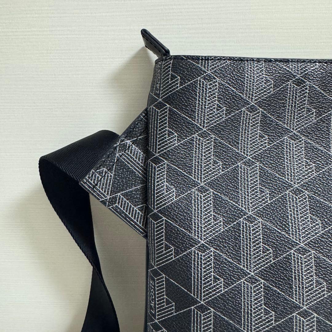 【美品】LACOSTEラコステ ショルダーバッグ モノグラム バーティカル