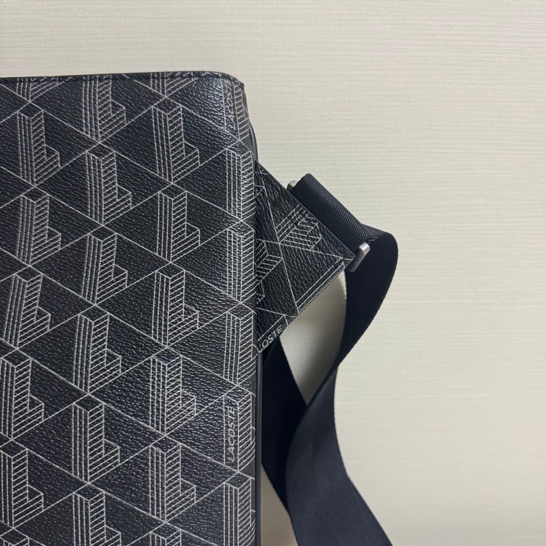 【美品】LACOSTEラコステ ショルダーバッグ モノグラム バーティカル