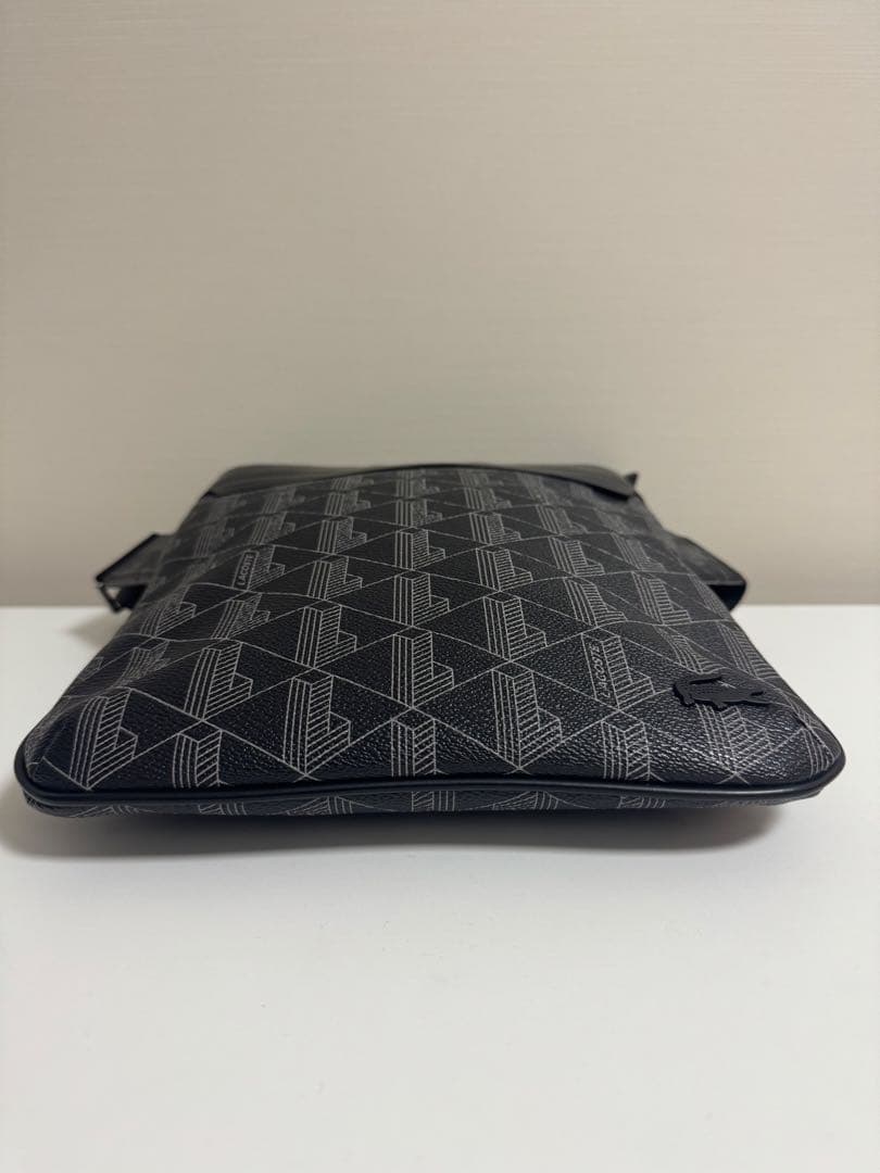 【美品】LACOSTEラコステ ショルダーバッグ モノグラム バーティカル