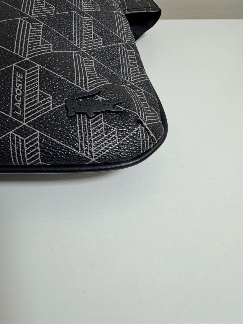 【美品】LACOSTEラコステ ショルダーバッグ モノグラム バーティカル