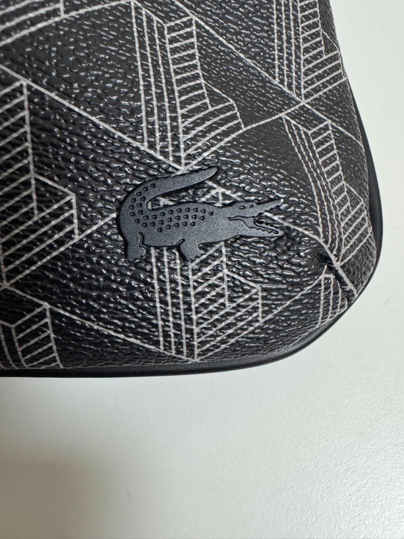 【美品】LACOSTEラコステ ショルダーバッグ モノグラム バーティカル