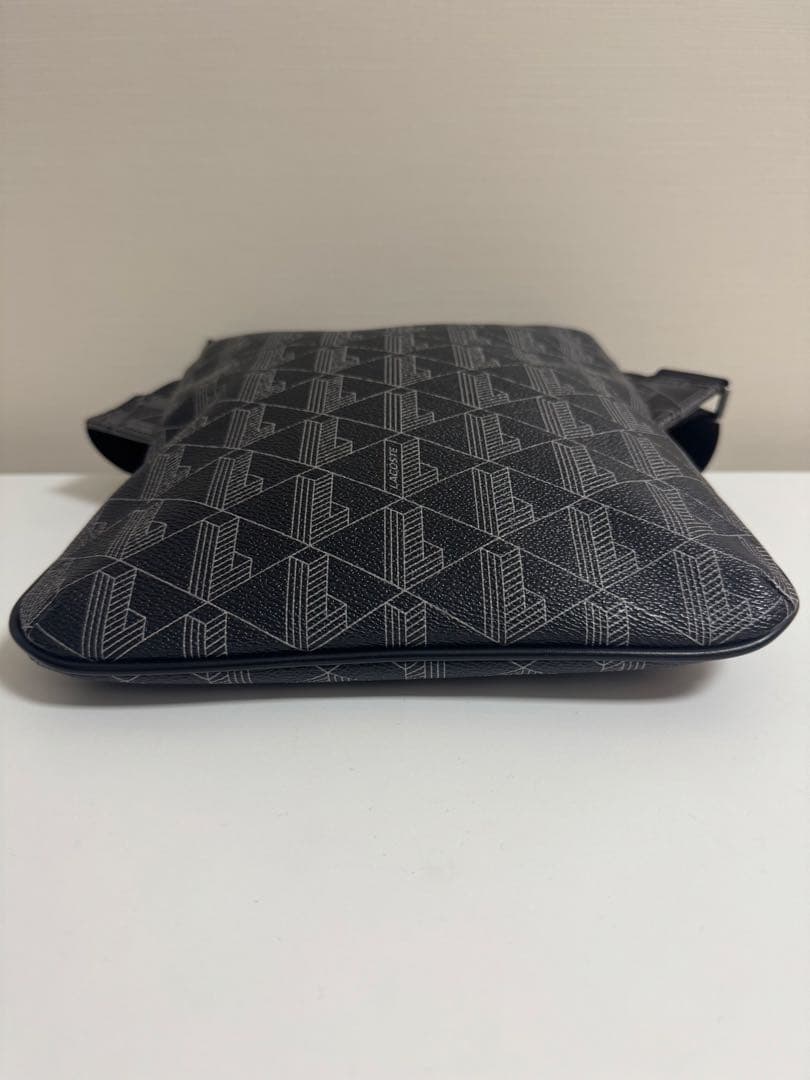 【美品】LACOSTEラコステ ショルダーバッグ モノグラム バーティカル