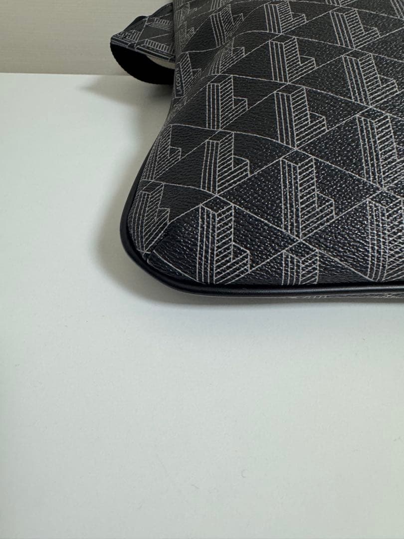 【美品】LACOSTEラコステ ショルダーバッグ モノグラム バーティカル