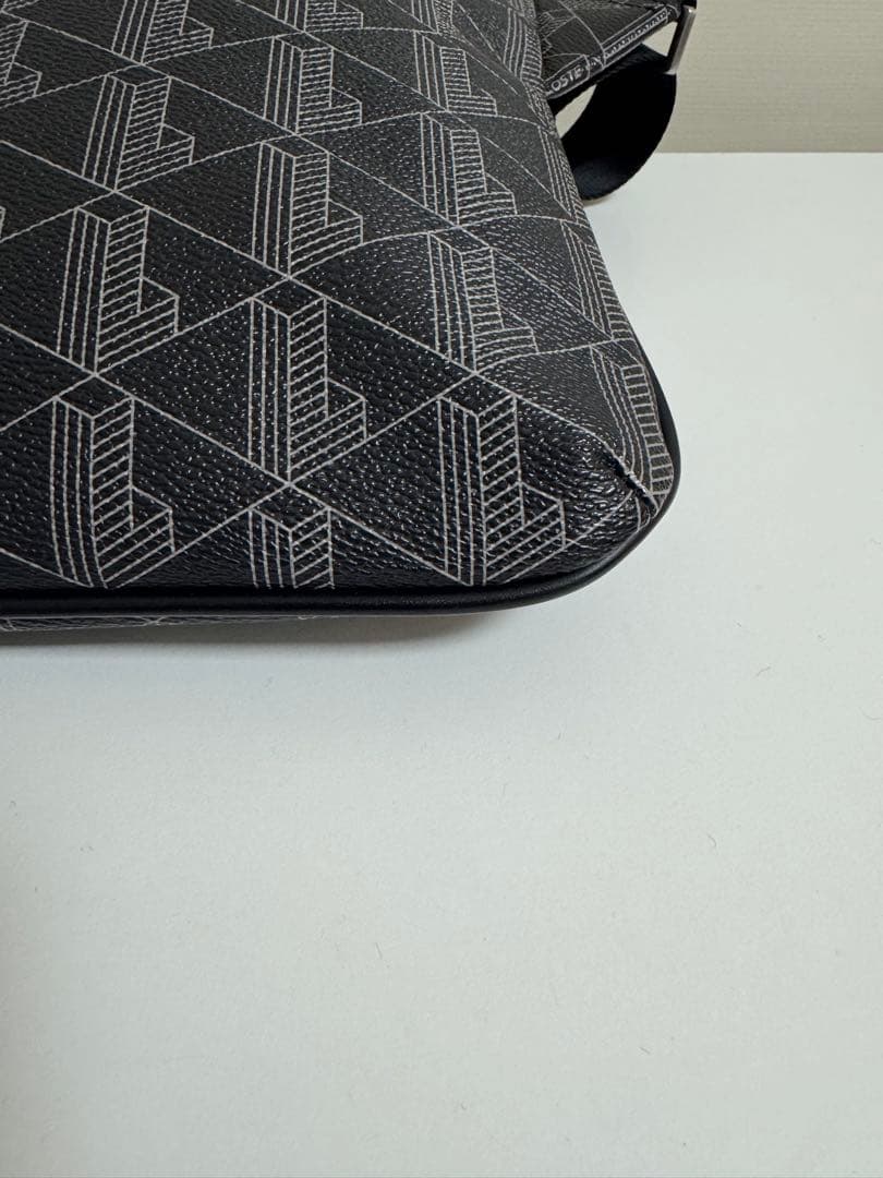 【美品】LACOSTEラコステ ショルダーバッグ モノグラム バーティカル