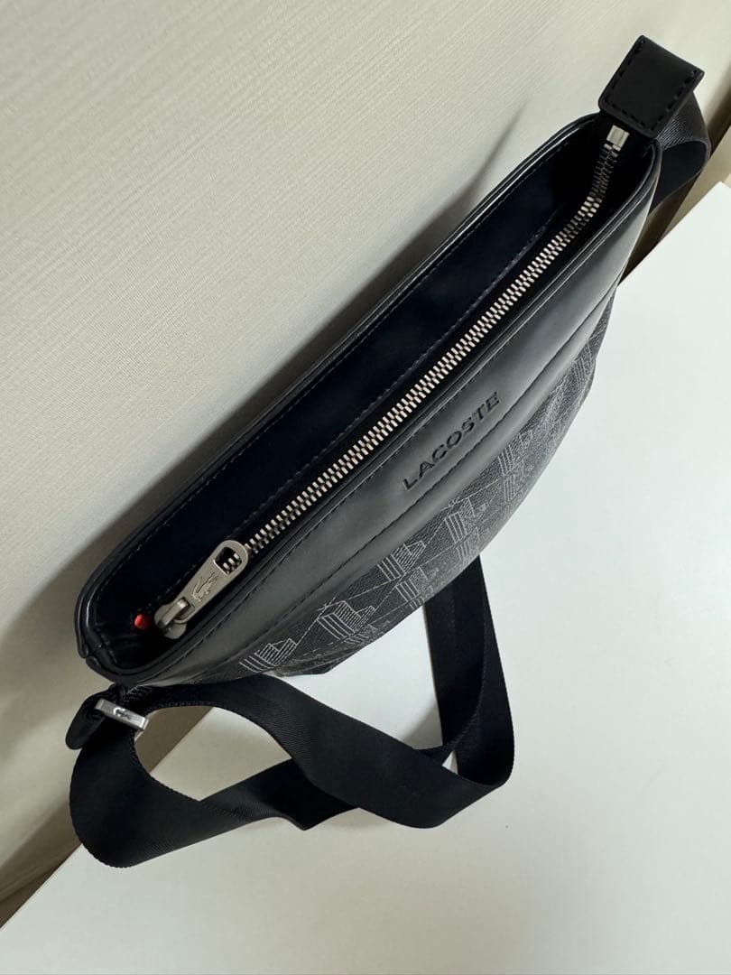 【美品】LACOSTEラコステ ショルダーバッグ モノグラム バーティカル