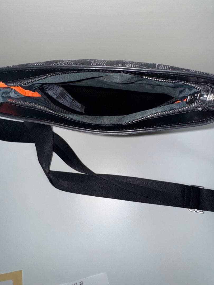 【美品】LACOSTEラコステ ショルダーバッグ モノグラム バーティカル