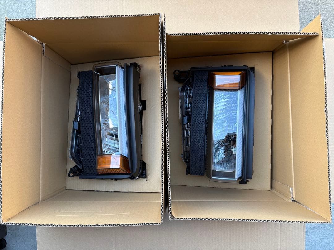 トヨタ ランクル250 VX 純正ヘッドライト 角目