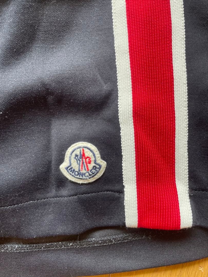 【一時お値下げ中】モンクレール　黒ショートパンツ