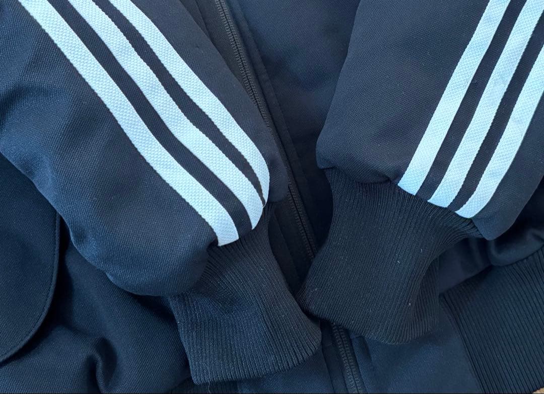 adidas トレフォイル刺繍ロゴ　ダブルジップ　中綿入りサイドライン　MA-1