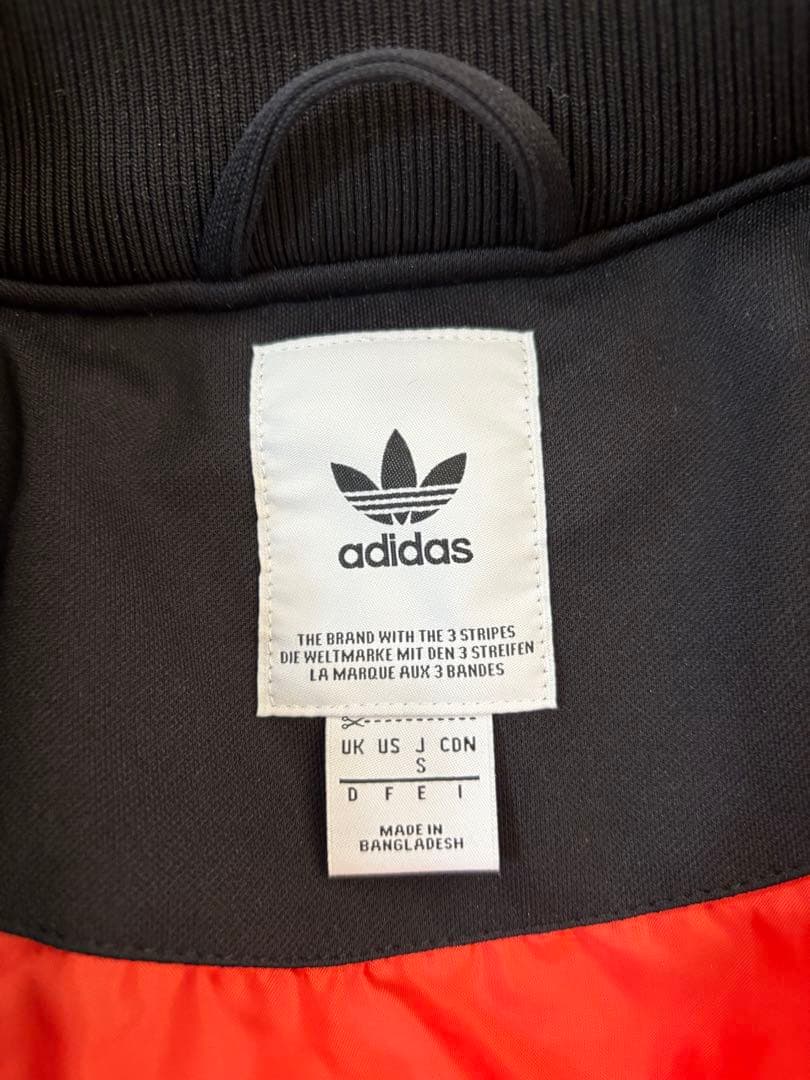 adidas トレフォイル刺繍ロゴ　ダブルジップ　中綿入りサイドライン　MA-1