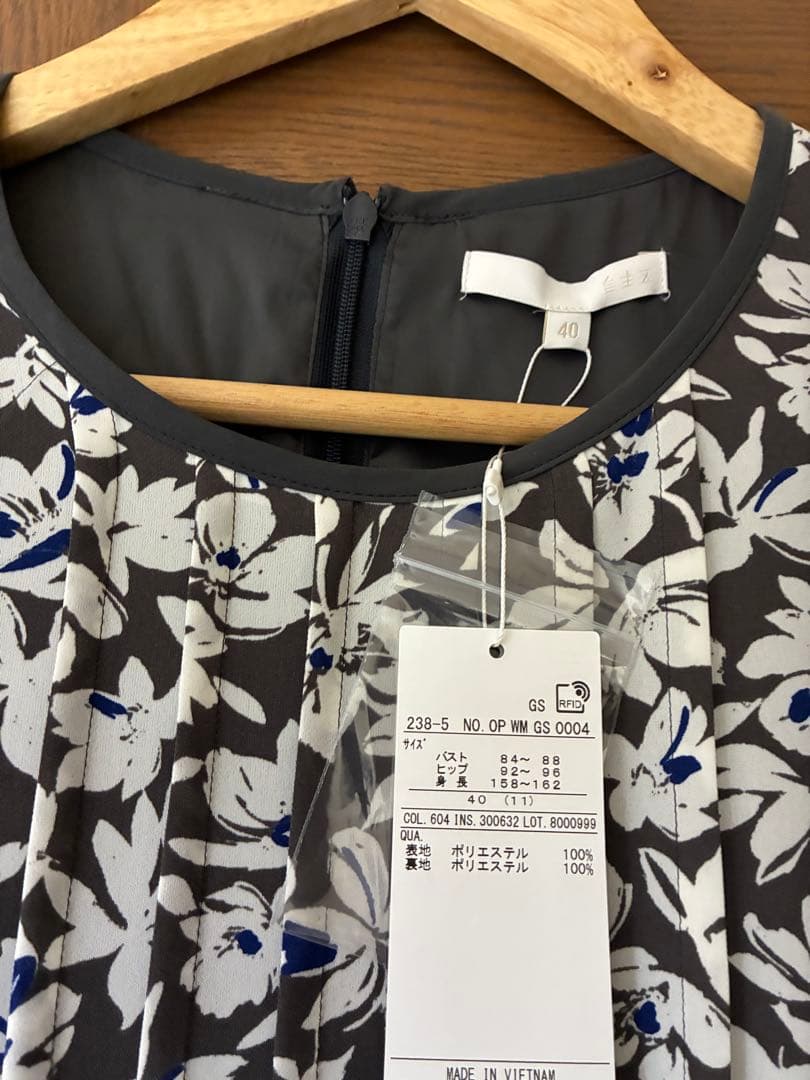 週末まで値下げ　新品　自由区　【洗える】スノーフラワープリント ワンピース　40