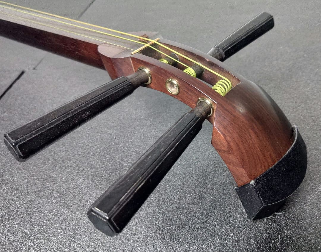 三味線　津軽三味線　紅木　綾杉胴　中棹　太棹　東さわり　【皮破れ、弦切れ】