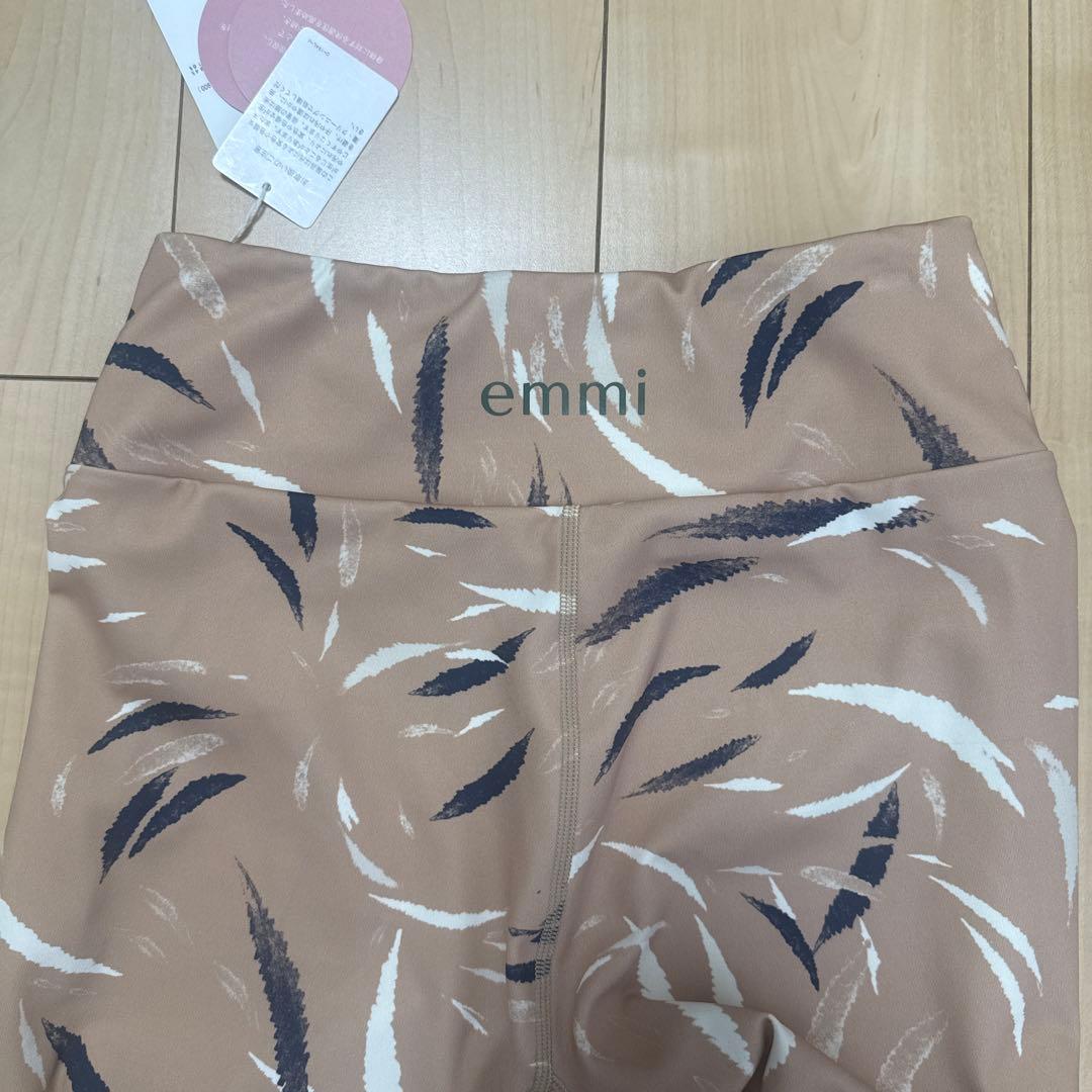 【emmi yoga】leaf柄　セットアップ