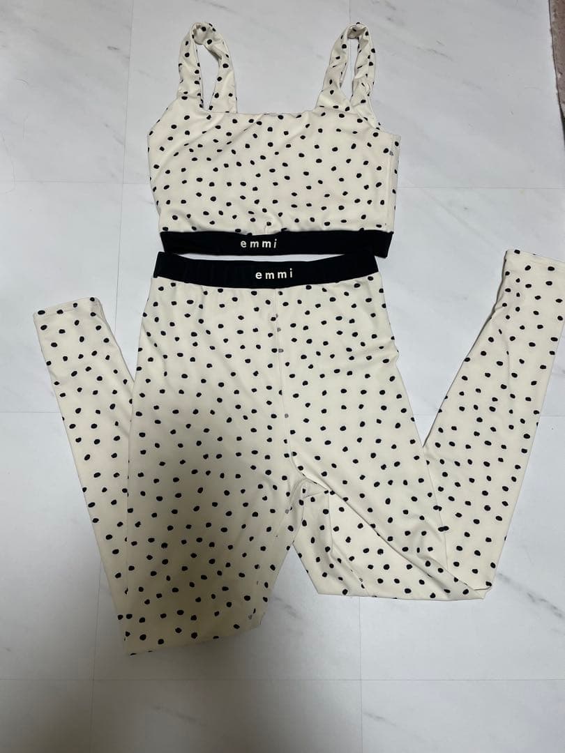 emmi ヨガ　ピラティスドット柄 スポーツブラ　レギンス　M S