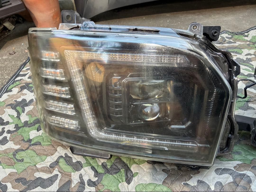 ハイエース　ヘッドライト　ヴァレンティ VALENTI