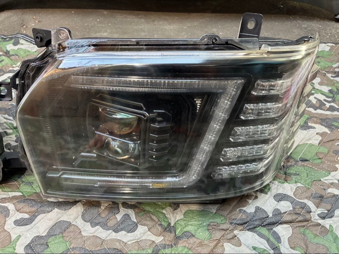 ハイエース　ヘッドライト　ヴァレンティ VALENTI