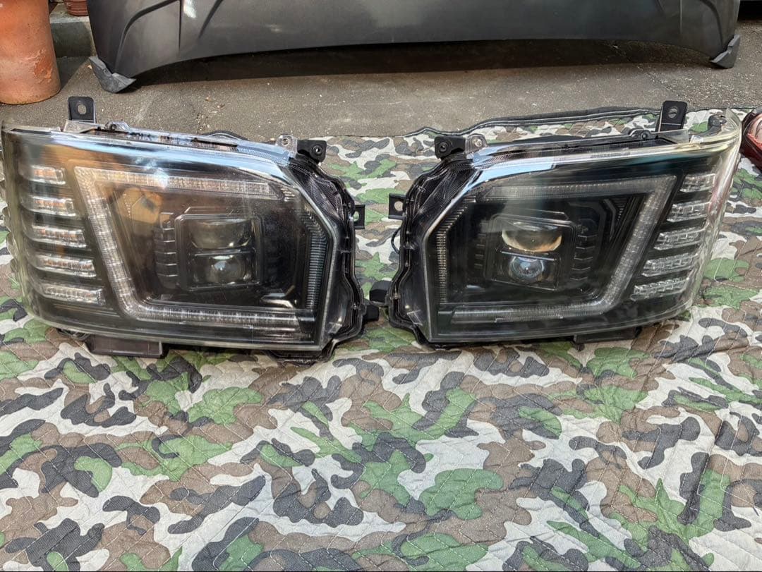 ハイエース　ヘッドライト　ヴァレンティ VALENTI