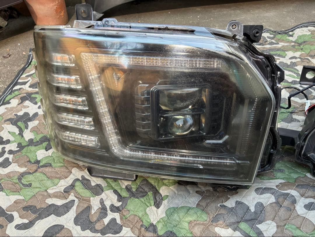 ハイエース　ヘッドライト　ヴァレンティ VALENTI