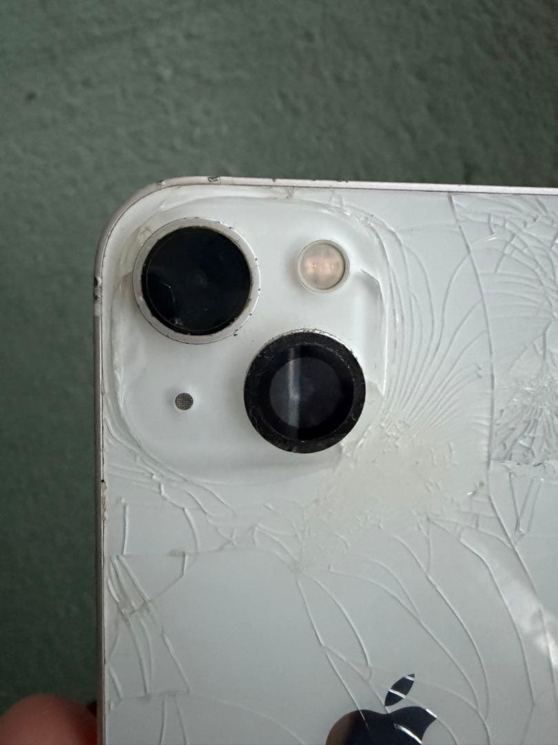 iPhone13 背面割れ