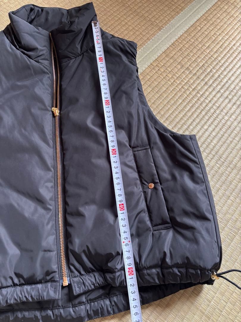 美品‼️オンワード　２３区　中綿ベスト ジップアップ　黒38サイズ