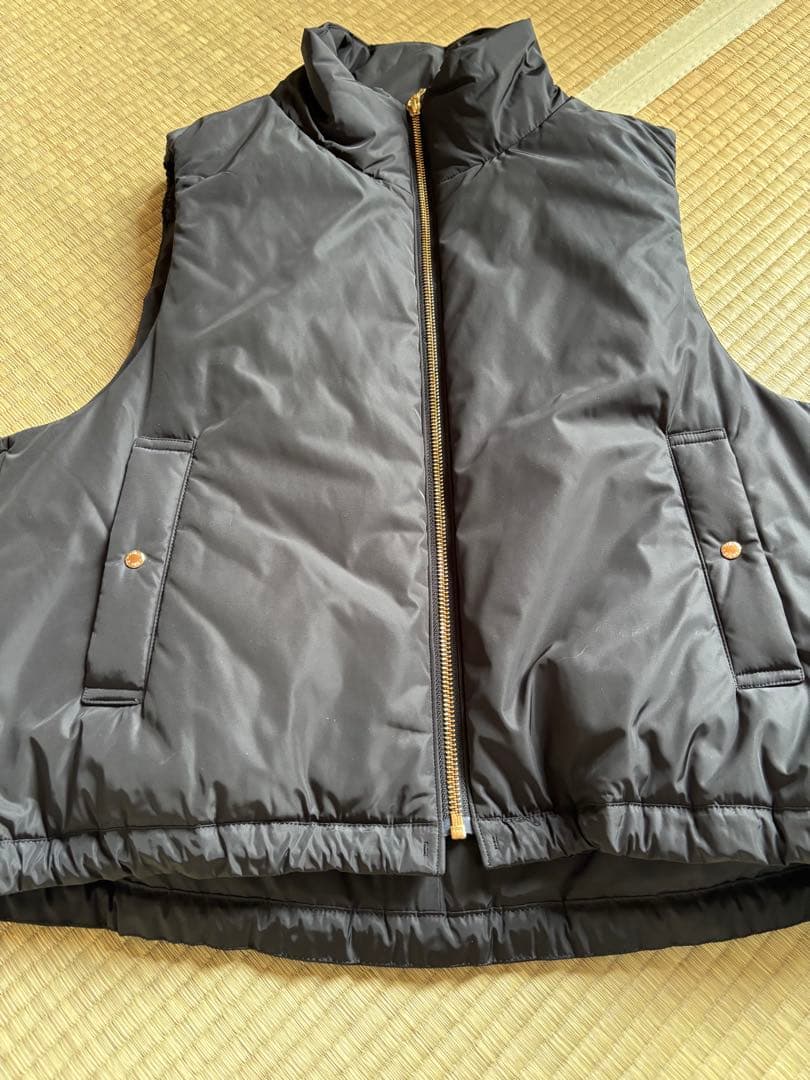 美品‼️オンワード　２３区　中綿ベスト ジップアップ　黒38サイズ