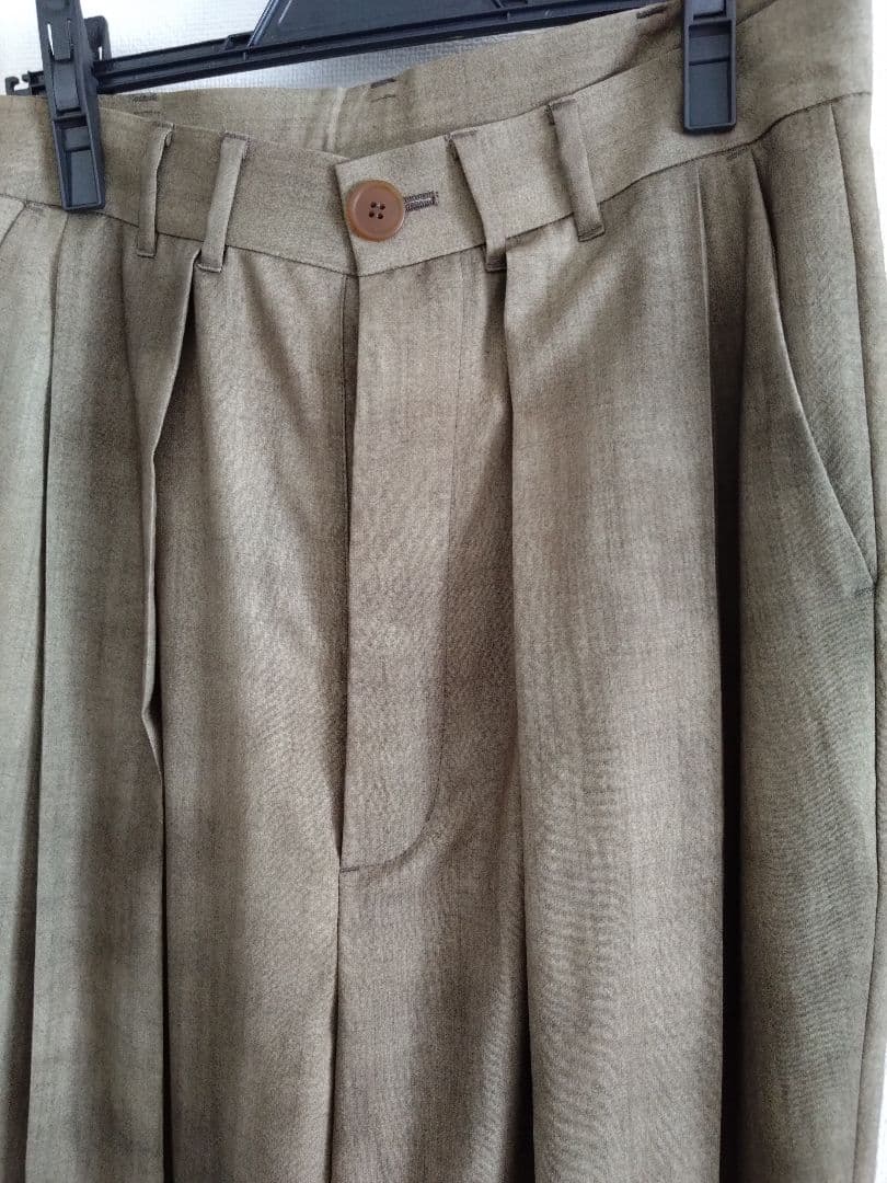 【美品】ヴィヴィアンウエストウッドマン　ベージュ系 プリーツ入り スラックス