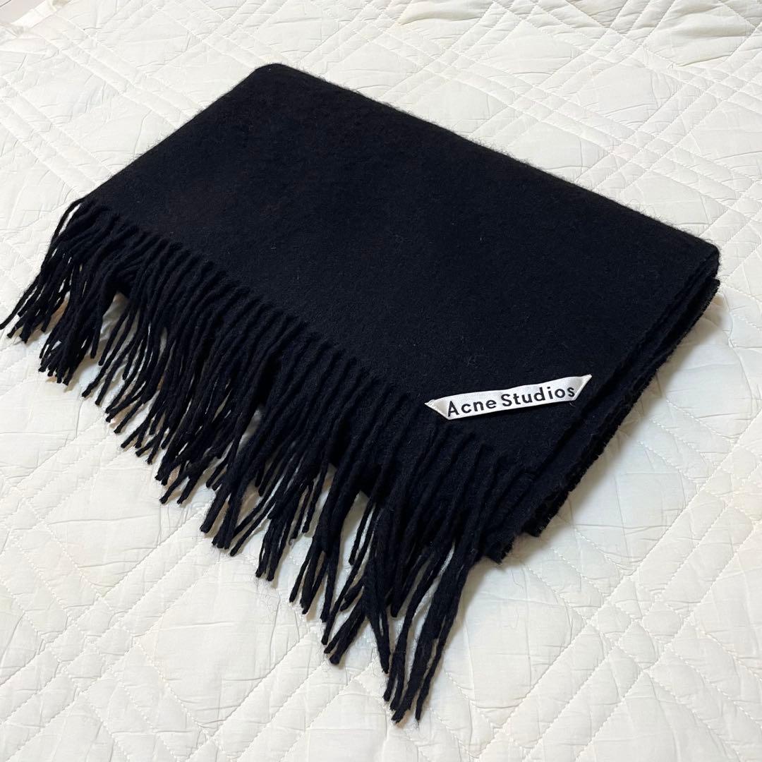 Acne Studios ブラックマフラー