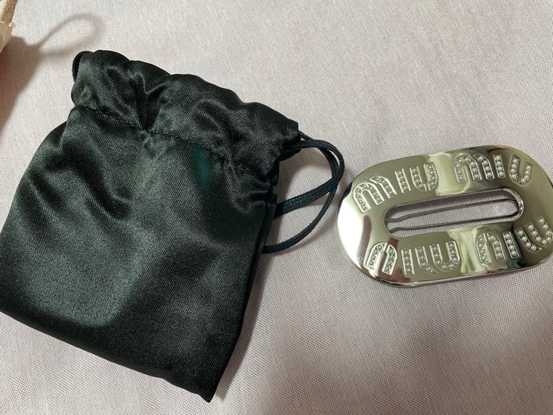 【MIUMIU】ビーズ付きミュウパールリジッドヘアクリップ