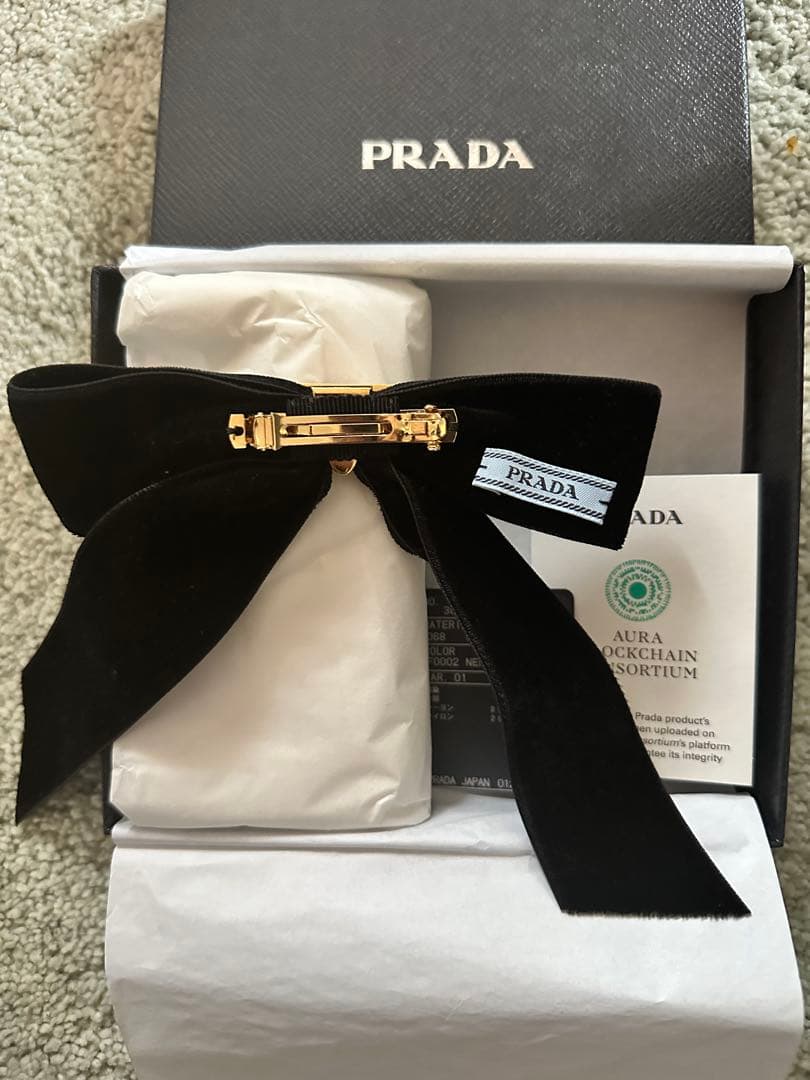 プラダ トライアングル　ベルベット リボン バレッタ　prada