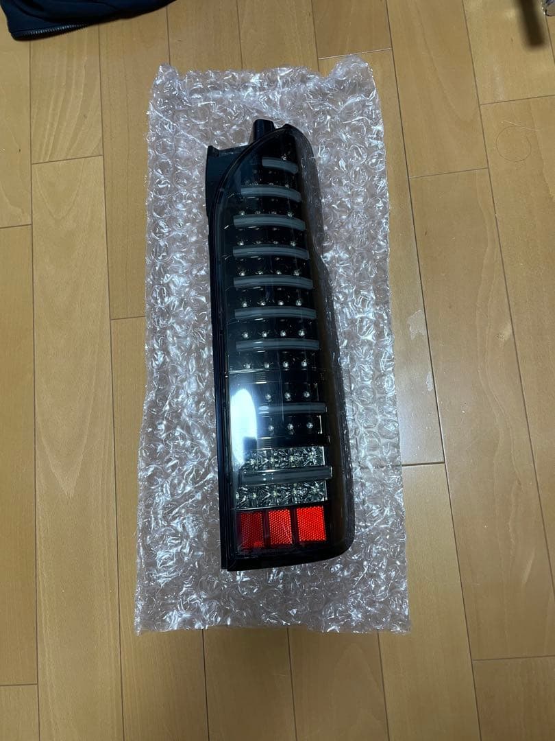 ハイエース　バレンティ　テールライト　右側のみ　小傷あり