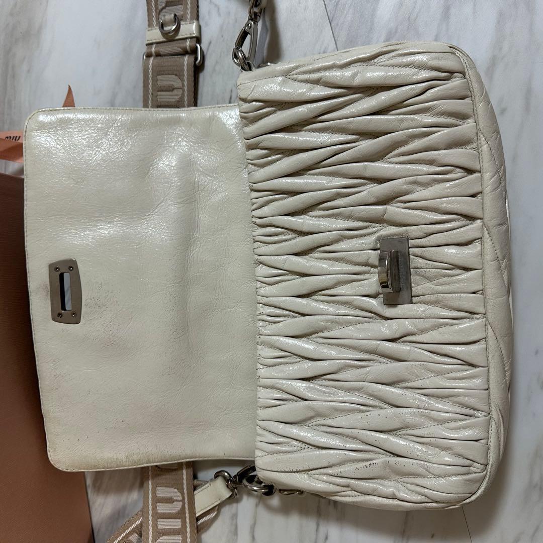 miumiu マテラッセ ホワイト ショルダー バッグ