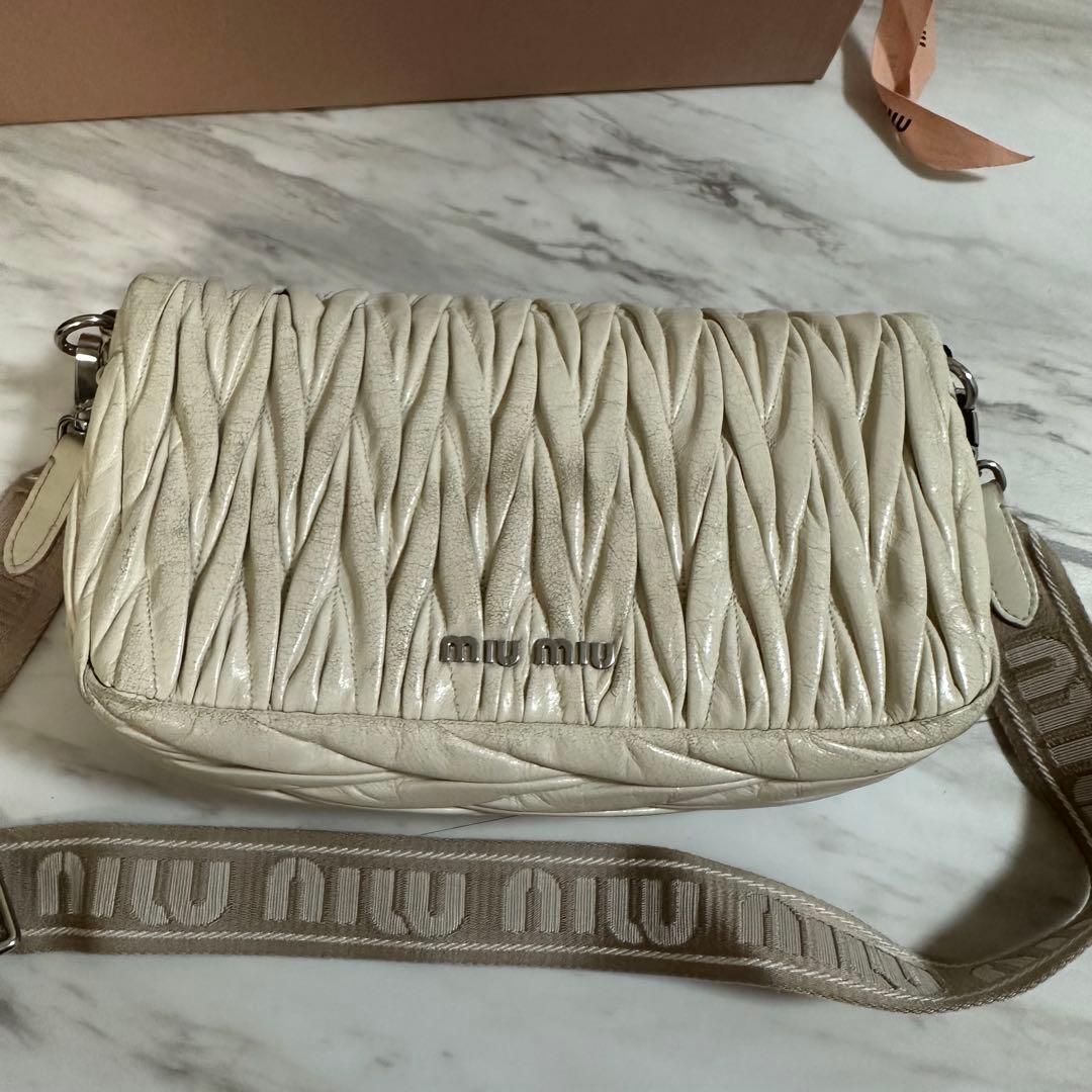 miumiu マテラッセ ホワイト ショルダー バッグ