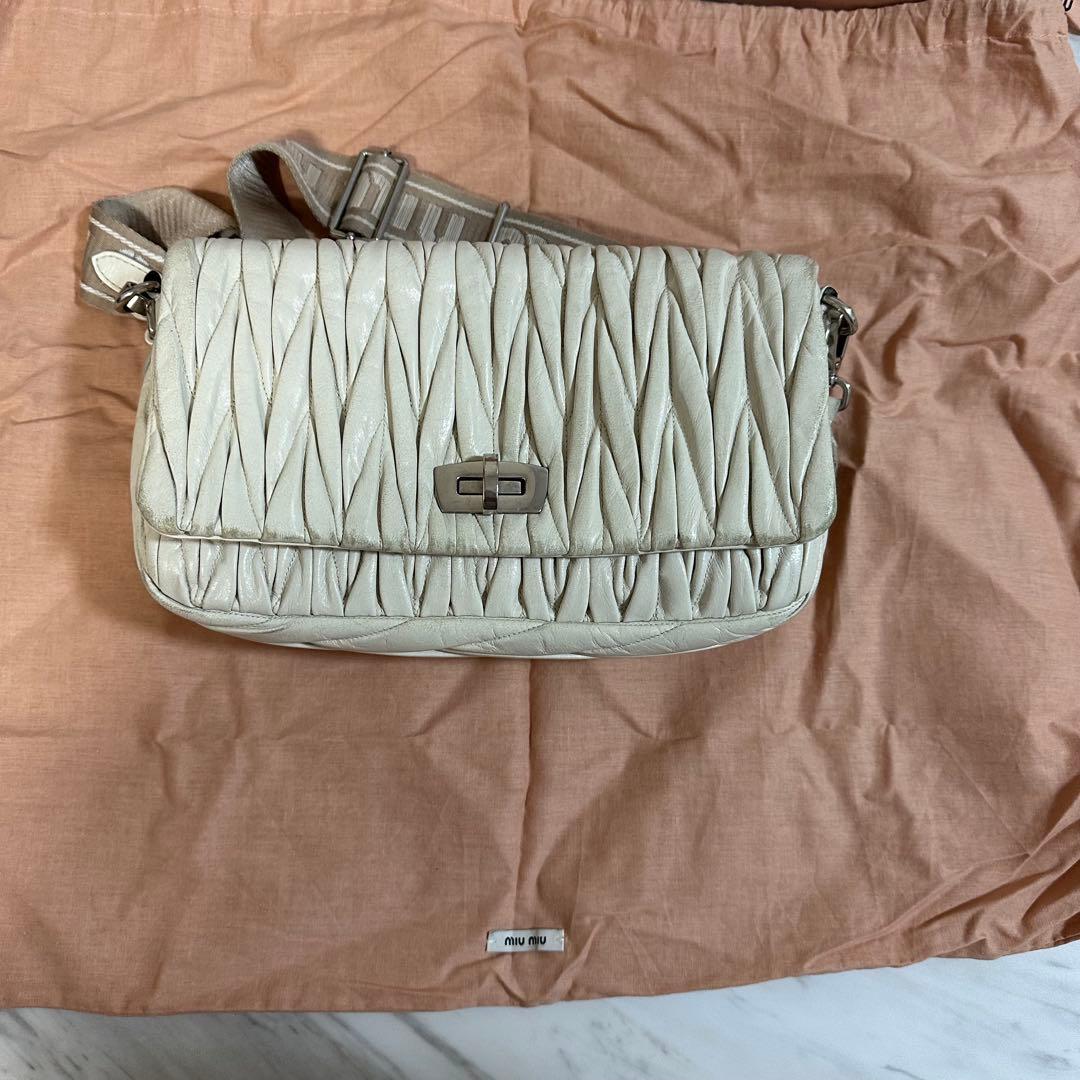 miumiu マテラッセ ホワイト ショルダー バッグ