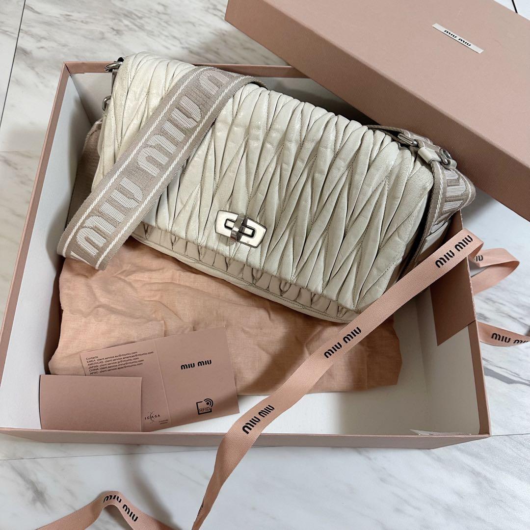 miumiu マテラッセ ホワイト ショルダー バッグ