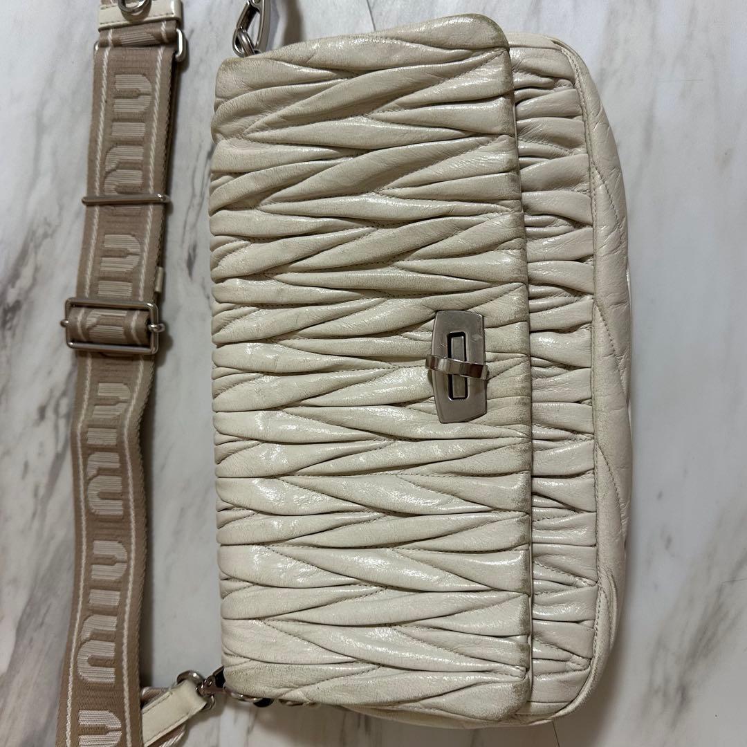 miumiu マテラッセ ホワイト ショルダー バッグ