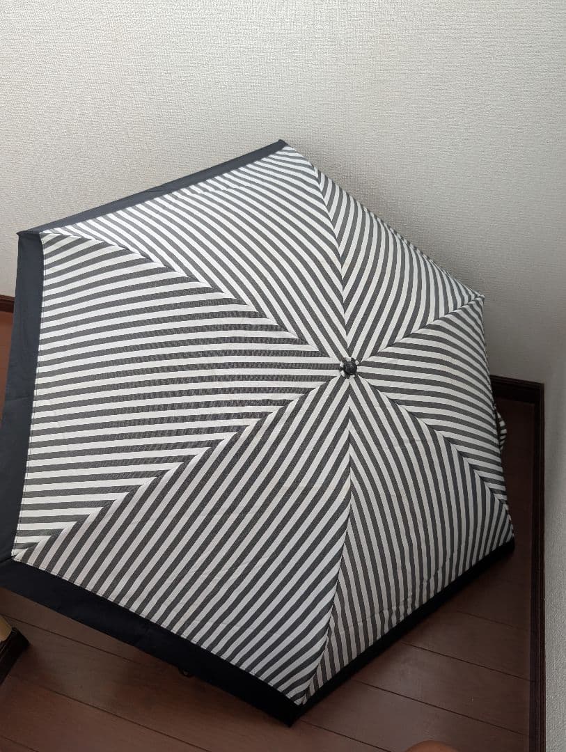 SUN BARRIER 100│折りたたみ日傘 ３段折 / 白黒ストライプ