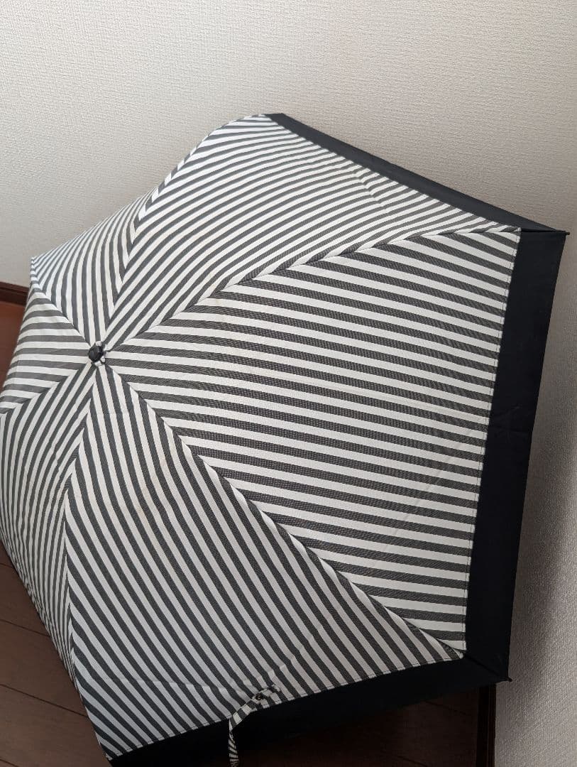 SUN BARRIER 100│折りたたみ日傘 ３段折 / 白黒ストライプ