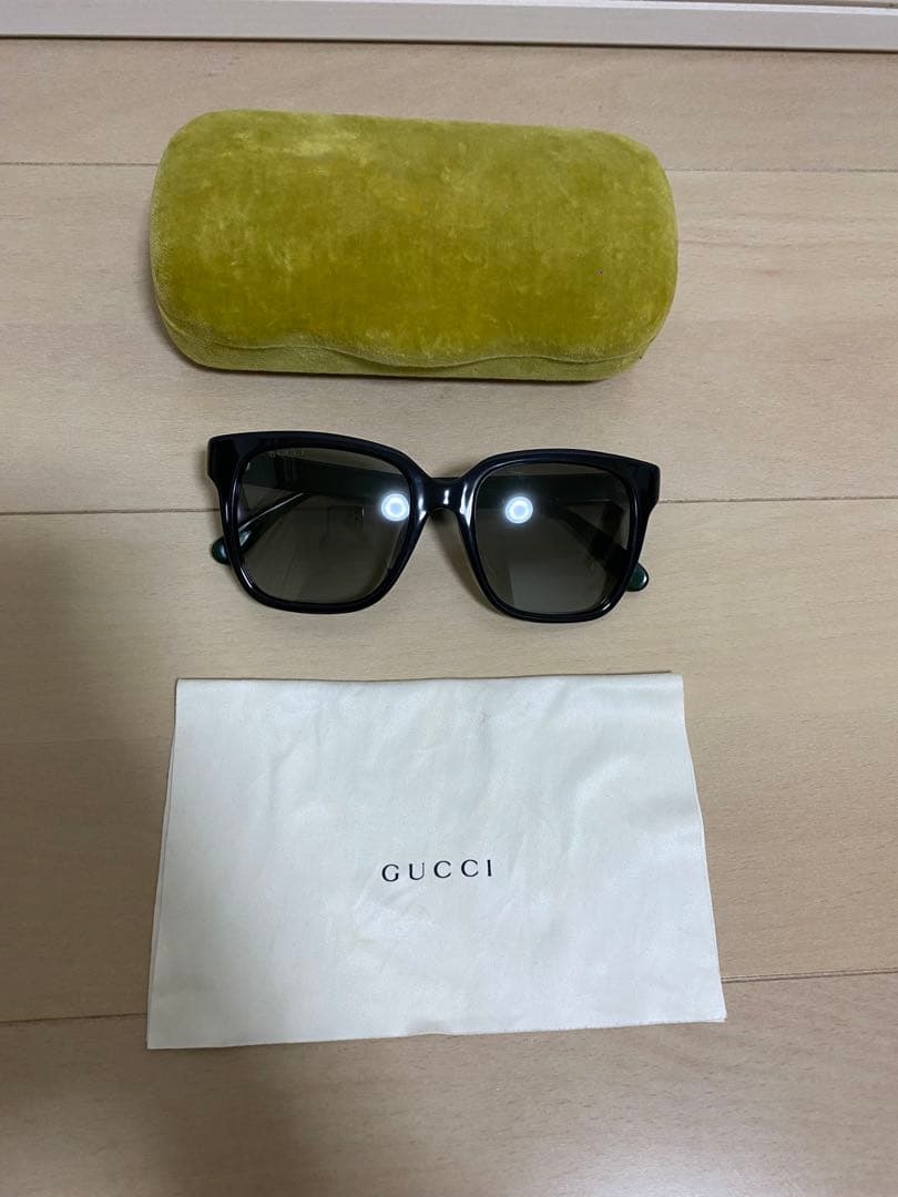 GUCCI ブラックサングラス GGロゴ付き